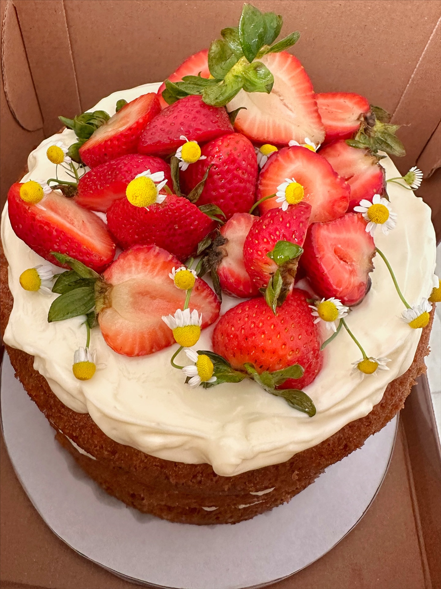 Pastel con fresas Nube Repostería